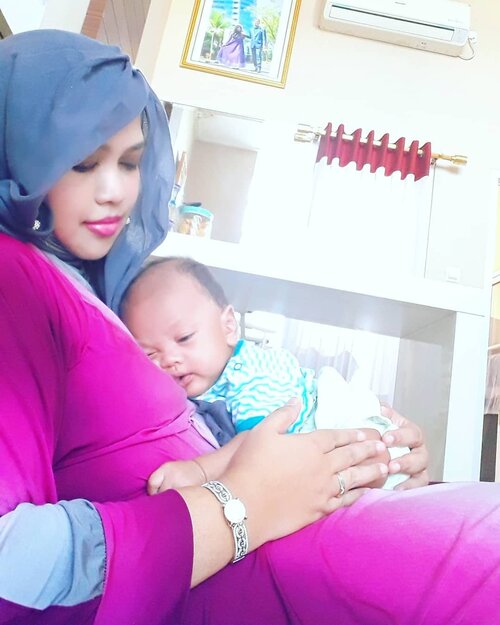 Wed, May 22nd, 2019--- 🤰➡️🤱 Posisi favorit Ar klo #bobok , nyungsep ke #Mami semaleman. Nempeeeel... ajah! 🤣Semakin emeshin setiap harinya....Love you, #Myson !...#ArtanabilRafisqyErlan 👶💖---#Clozetteid #nhkkawaii#momandbaby#parentinglife#kawaiiMom#kawaiiBaby#MomandSon#1MonthBaby