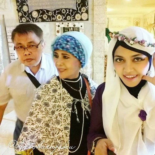 Dec 19th, 2015--- #MuslimahTraveler #Diary : back to My #Papz #hometown -- #Cirebon . Our 3rd  #destination : #rumahkerang Multi Dimensi #Shellcraft👗👢👜 Perjalanan kali ini terasa beda dan lebih seru... hehehe love it! 🚘👗🚗 @clozetteid #ClozetteID #modestfashion #coveredstyle #scarf #headscarf #hijabstyle #flowercrown #middleeaststyle #kawaiifashion #muslimfamily #trip #travel #journey #instamoment #instatravel #ootd #instafashion #fashion #style  #familytrip #stylishtraveler 🚗🚘🚖