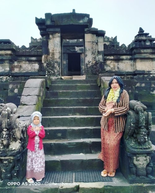 LATEPOST:  #Kebaya #photoshot with "#SeorangPutri " bernama Feliza (3 y.o) 😘♥️Thanks to Mafel @dewirahmawati29 as the #photographer 😘♥️----#familytrip #Familygathering #happymoment #clozetteid #ModestFashion #modestwear #momandbabyootd #Javanese