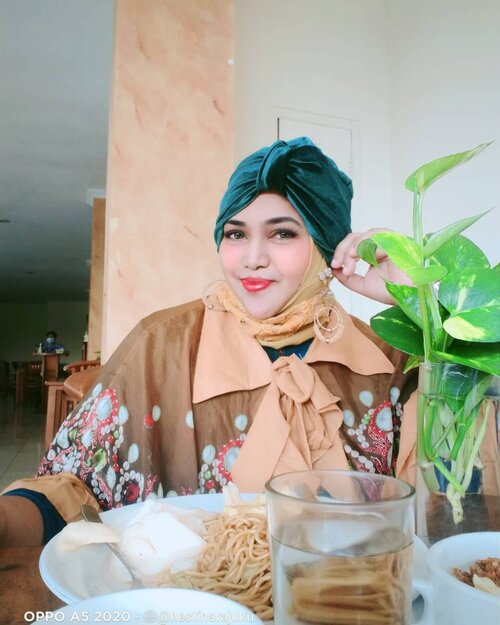 LATEPOST: ✨👗✨ Iseng... #Scarf edisi #Lebaran beberapa tahun lalu karya #IvanGunawan for #Zoya @zoyalovers , eikeh bikin jadi #capedress 😁😝❤️----#clozetteid #velvetturban#simplymodest#Modestfashion #modestwear