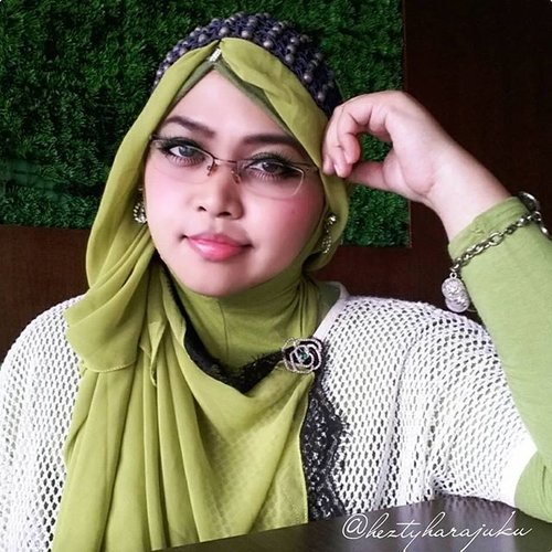 ☕🍐🍵August 14th, 2015 --- My temporary "office" during #holidayseason lolz. Masih berkutat dengan bimbingan tugas akhir mahasiswa, kali ini lokasi dipindah ke #CimanggisSquare . Anyways, This pretty #lemongreen #scarf is by @all_scarfs . A souvenir from #ZaloraMuslim fashion show Spring 2015 & @wardahbeauty makeup class 🌻💖🌻 #muslimah #muslimahindonesia #coveredstyle #modestfashion #OOTD #hotd #fashion #style #headscarf #HijabIndonesia #hijabstyle #clozetteid #instafashion #instastyle 💄🗻💄