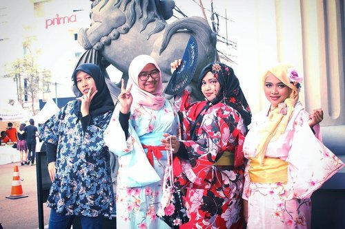 LATEPOST: Sat. May 13th, 2017

Theme: #Tokyo #Rendezvous
Place:  #Ennichisai2017 #Festival #LittleTokyo #BlokM #Jakarta
Camera: #CanonD1100
-
Otsukaresamadeshita, minnasan! 😘
-
-
-
@clozetteid #clozetteid #fashion #hootd #modestfashion #stylecovered #headscarf #hijabi #hijabstyle #ethniclook #oriental #style