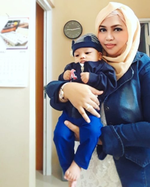 July 2019---👖👕👛🧦 #Kawaii #modestfashion #Twinstyle in #Denim with #mySon, #ArtanabilRafisqyErlan (#3monthsbaby )😻🤱 Artan is soo... #adorable and #photogenic. I thought that it is #genetic lol😜 It comes from his #Mommy (who else?! Huh) hehe I remember that a few years ago Pak @erdin.saeftold someone that #HestiSensei is #photogenic and #fashionable 🤣😚 at the very first time we met and took a pic at 5th fl of Polimedia tower as a new friend haha... and he is my husband now. Maybe that's the reason why he marry me 🤣😂🤣 kidding 🤣---#clozetteid#nhkkawaii#hootd#babyootd#modestwear#motherandson#kawaiimomandson#momandbaby