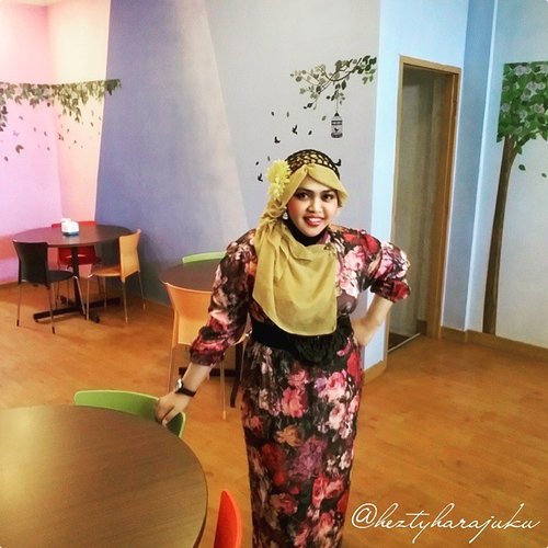 July 24th, 2015 -----🐼🍥🐼#FoodTravelerMinekoHezty ( Indonesian Stylish Food Traveler ) at #cafebingbing @cafe_bingbing 🎀🌸💖 #heztyharajuku 's #OOTD #hotd #fashion #style with #headscarf #clozetteid 💖🌸🎀 #twinstyle theme of the day is #sweet #kawaii #girlie #vintagefashion . Inspired by #dollykei #TokyoFashion 😉 🐼🍨🐼 #foodtraveler  #vlogger #dolls  #stylishtraveler #foodhunter #Depok  #Indonesia #modestfashion #coveredstyle #scarf #hijabstyle #shabbychic #instafashion
