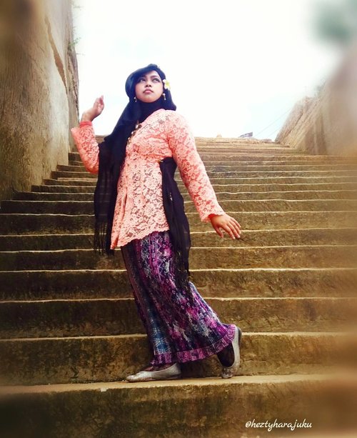 December 2016 ---💕👑🚗 Being #Javanese #Queen at #TebingBreksi #Prambanan #Yogyakarta . Photocredit: my sis in law @dewirahmawati29 . Camera: #SamsungJ5 👑👠💕
🚗👑💕 #clozetteID @clozetteid #hootd #ootd #fashion #style #traditionalcostume #modestfashion #stylecovered #modestwear #PuteriKeraton #headscarf #fashionvlogger #hijabtraveler #fashiongrammer #JavaneseLady #kebayamodern  #VisitYogya #Yogyatrip