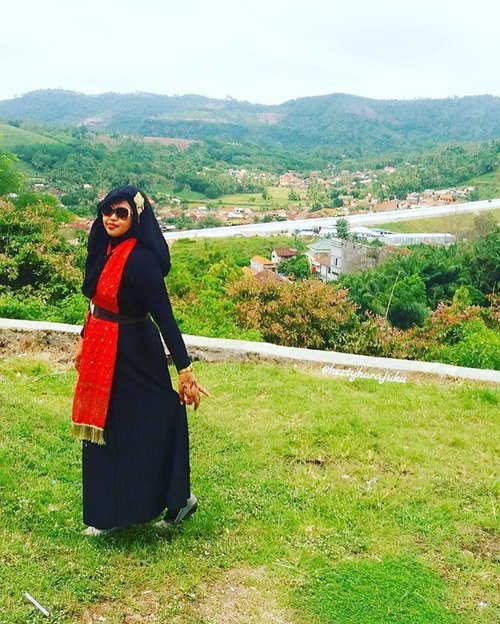 Sat, February 25th, 2017 ---- 🔥🌟🔥This is it... the #SigerTower #Lampung ! 🔥🌟🔥😎 #clozetteID #seashore #yellow and #red #modestfashion #hijabtraveler #traveling #travelstyle #Hootd #ootd #fashion #style #stylishmodesty #stylecovered #ethnicfashion #Sumatera #hill