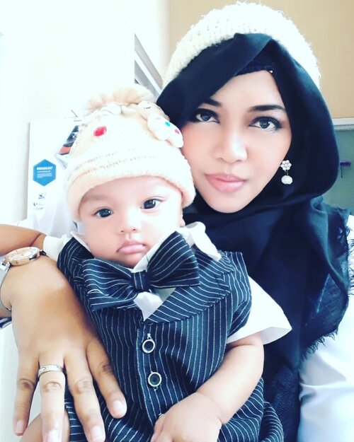 July 30th, 2019--- 🕶👗🧦👩‍👦#TwinStyle #MomandSon with my #babyboy #ArtanabilRafisqyErlan (4 m.o) : " #Kawaii #BlackandWhite "---"Nak... siap2 next semester sepertinya kamu akan lebih sering ikut Mami ngajar 😂😂" --#nhkkawaii#clozetteid#parentinglife#4monthsbaby #kawaiiMomandBaby#modestfashion#kawaiimodesty#gyaruMama#modestwear