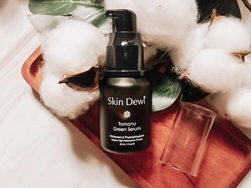 NEW BLOG POST!SKIN DEWI TAMANU GREEN SERUMKemarin aku baru saja posting di blog tentang pengalaman aku selama 2 minggu memakai oil based serum dari @skindewi ini. Seperti yang kalian lihat di slide terakhir, aku merasa ada perubahan signifikanl pada acne scars.Berhubung kulit aku anti sama acid2an, face oil adalah andalan aku buat membantu memperbaiki masalah kulit dan tamanu oil salah satunya.Aku pribadi jua sebenarnya suka dengan produk berbahan alami kayak gini. Sudah gitu produk Skin Dewi semuanya terbuat dari bahan organik, vegan friendly, cruelty free, dan sudah terdaftar di BPOM. Pastinya aman dipakai bumil busui juga yah.Review selengkapnya silahkan mampir ke blog aku, dear....#cleanbeauty #organicskincare #veganbeauty #veganskincare #FaceOil #tamanuoil #crueltyfreeskincare #greenbeauty #hygge #slowlife #igskincare #igtopshelfie #itgtopshelfie #skincareflatlay #365inskincare #takecareofyourskin #flatlayjournal #flatlaystyle #slaytheflatlay #iloveskincare #trynewthings #giveitatry #skincarereview #idskincarecommunity #clozetteid #beautefemmecommunity #jakartabeautyblogger