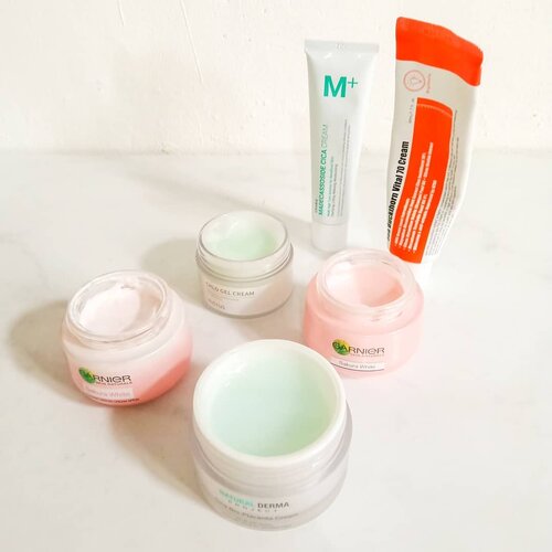 Don't forget to moisturize your skin babes!

Pelembab itu penting banget lho karena ngebantu kulit kita dehidrasi. Sekarang ini udah cukup banyak produsen skincare yang menciptakan pelembab tanpa ada efek greasy/ berminyam setelah dipakai. Selain itu, pelembab juga sudah dilengkapi dengan bahan utama untuk menyelesaikan masalah kulit tertentu, semisal untuk kulit kering, berminyak-berjerawat, bahkan kulit sensitif.

In frame:
@naturaldermaproject.official Bio  Placenta Cica Cream
@garnierindonesia Sakura White Day Cream
@garnierindonesia Sakura White Night Cream
@hicharis_official M+ Madecassoside Cream
@purito_official Sea Buckthorn Vital 70 Cream
@mustuskorea Chlo Gel Cream

#skincare #skincarecommunity #skincarejunkie #skincareaddict #skincarelover #skincareritual  #abcommunity #asianskincare #abskincare #abbeatthealgorithm #discoverunder5k #rasianbeauty #beautyflatlay #beautyfavorites #skincareblogger #idskincarecommunity #clozetteid #charisceleb #naturaldermaproject #bioplacenta #garniersakurawhite #purito #charismadecassosidecicacream #charismpluscream #chariscream #mustuschlogelcream