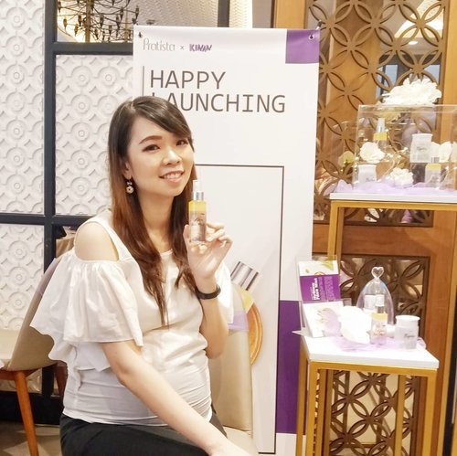 So happy could be part of the happy launching of Hyglow Face Mist, a collaboration local product between @pratista.official x @kinans.review last saturday.

The new product is apparently received so much love among the skincare enthusiast (including me)! Since it not only able to make the makeup adheres well, this face mist could also lock the moisture of previous skincare layer we put on and prevent TEWL. That's why its best usage is under sunscreen step. Well done Pratista & Kinan! 👏

And then, I'd like to thank them for the generous gift box I received on the last event. Gonna unbox and try them soon! 💋

#pratistaxkinan #hyglowfacemist  #skincareenthusiast #facemist #skincareregime #skincarejunkie #skincarelokal #localskincare 
#skincare #skincarecommunity #skincarejunkie #skincareaddict #skincarelover #skincareritual  #abcommunity #asianskincare #abskincare #abbeatthealgorithm #discoverunder5k #rasianbeauty #beautyflatlay #beautyfavorites #skincareblogger #qupas #idskincarecommunity #clozetteid