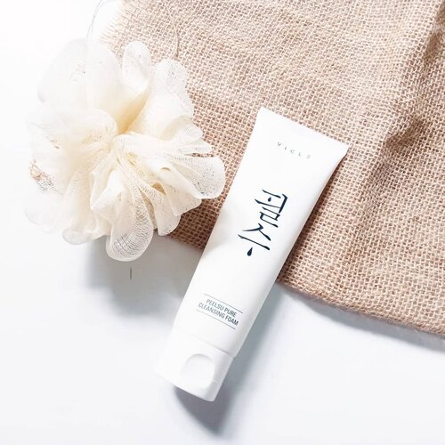 Another cleanser you should try this year!

Sabun PEELSU PURE CLEANSING FOAM dari @vicle_cosmetic ini beda dari sabun lain karena kandungannya alami dan bersahabat dengan pH kulit. Tidak mengandung bahan yang keras seperti deterjen, makanya busanya sedikit dan saat dibilas tuh ga bersih kesat tapi ada sedikit rasa licin. Sehabis dicuci juga nggak ada efek ketarik gitu, malah jadi terasa lembab.

Aromanya juga unik banget kayak suplemen Scott Emulsion yang rasa jeruk. Yang pernah minum pasti tau deh aromanya. Hehehe... Dia ini mengandung lemon peel oil, lavender oil, matricaria extract, calendula, eucalyptus, dan tea tree yang fungsinya bisa untuk meningkatkan skin barrier kulit, mencerahkan, membersihkan pori dan lain sebagainya.

Selengkapnya bisa baca di blogku. Link on bio. Di sana juga udah tertera link kalo kamu berminat beli. Harganya hanya 160k-an aja kok dan bisa dibeli di @hicharis_official.

#charis #charisceleb #peelsupurecleansingfoam #peelsucleansingfoam #kbeautyblog #kbeautyunicorns #abcommunity #kbeautycommunity #kbeautyaddict #beautyflatlay #abbeatthealgorithm #koreanbeautyproduct #clozetteid #idskincarecommunity