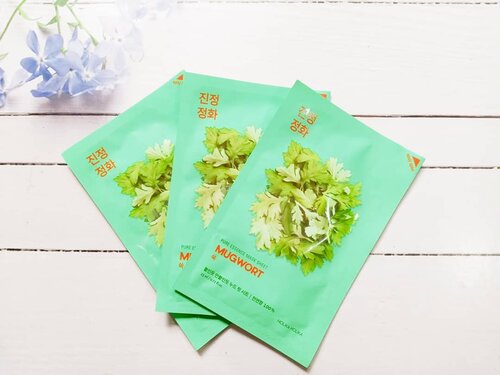 Siapa yang lagi cari masker promo?

Saat ini @holikaholika_indonesia lagi ngadain promo bundlin untuk mugwort sheet masknya di @shopee_id lho.

Mugwort sheet mask ini bisa digunakan untuk semua jenis kulit, termasuk kulit sensitif karena kandungan bahannya alami dan tergolong dalam EWG 1-2, serta tidak menggunakan pewangi buatan.

Bahan dasar essencenya berasal dari tanaman mugwort yang sudah difermentasi selama 3 tahun. Baik untuk mencerahkan kulit dan membersihkan kulit dari debu halus akibat polusi udara.

Kemudian untuk material kertas maskernya terbuat dari bahan Tencel yang dapat menyerap essence lebih banyak dibanding bahan kapas. Teksturnya tipis dan berwarna transparan (silahkan geser untuk melihat betapa tipisnya). Review lengkap sudah aku posting di blog dan youtube ya. Sok mampir dan buat yang mau langsung belanja juga bisa mampir ke lapaknya Holika Holika di Shopee as follow:

https://shopee.co.id/holikaholika_id

#holikaholika #holikaholikaxbeautyfeatid
#skincare #skincarecommunity #skincarejunkie #skincareaddict #skincarelover #skincareritual #kbeauty #koreanbeautyproduct #kbeautyunicorns #kbeautyblogger #koreanskincare #kbeautycommunity #abcommunity #asianskincare #abskincare #abbeatthealgorithm #discoverunder5k #rasianbeauty #beautyflatlay #beautyfavorites #skincareblogger #idskincarecommunity #clozetteid