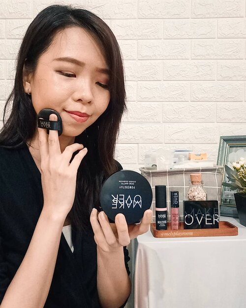 Kalau ditanya brand makeup lokal favorit, aku bakal jawab salah satunya adalah @makeoverid. Produknya yang paling aku suka adalah POWERSTAY DEMI MATTE COVER CUSHION.

Kenapa? Soalnya cushionnya ini tuh beneran bisa mengcover dosa-dosa di wajah seketika. Cukup sekali puff, bisa mengocver separuh area wajah. Bikin tampilan flawless dan poreless. Finishing-nya nggak terlalu matte ataupun glossy. Pas lah buat tampilan fresh natural kayak di foto atas.

Tapi ya namanya cushion sih menurutku pasti ada transfer-nya. Supaya lebih tahan lama, jangan lupa pakai bedak + setting spray agar lebih awet. Kalau kamu, produk @makeoverid apa yang paling favorit?

#StayGorgeous #MakeOverID #makeuphoarder #makeupmusthave #makeupstash #giveitatry #makeupfavorites #localbeauty #localbrand #localbrandindonesia #cushion #cushioncover #shopmystash #shopmycloset #cushionfoundation #igbeauty #beautyfavorites #beautyflatlay #jakartabeautyblogger #clozetteid