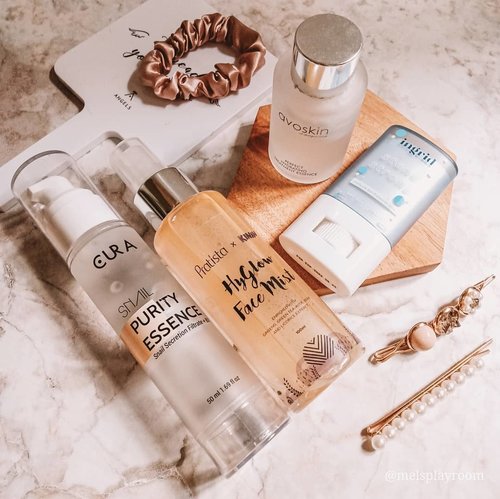 #morningroutine with local brands. Let's support our local business. Don't forget to wear sunscreen after using exfoliating toner.

In frame:
@avoskinbeauty PHTE
@the.cura snail purity essence
@pratista.official x @kinans.review
Hyglow Face Mist - I use this as moisturizer before sunscreen
@ingridbybellestand strong uv stick

What about your morning routine?
.
.
.
#skincareroutine #skincaredaily #skincareblogger #skincareenthusiast #supportlocalbusiness #supportlocal #skincareobsession #skincareaddiction #iloveskincare #365inskincare #takecareofyourskin #igskincare #igtopshelfie #itgtopshelfie #skincareflatlay #skincarefirst #beautyflatlay #flatlayoftheday #aesthetic #aestheticallypleasing #hygge #fridayvibes #dirumahaja #friyayfaves #skincarecommunity #beautycommunity #idskincarecommunity #clozetteid