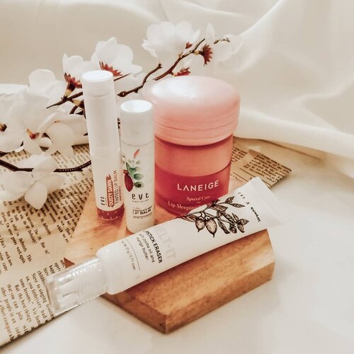 Suatu hari nggak sengaja berkunjung ke blognya @tamioktari yang isinya soal review #lipserum. Terus tiba2 aku jadi kepikiran, kayaknya produk #lipcare kalau diurutin udah bisa nyamain #skincareroutine. Coba deh kita cek sama2. ➖☑️ Lip Cleanser☑️ Lip Exfo (scrub)⬜ Lip Toner☑️ Lip Serum☑️ Lip Cream (Balm/ Butter)☑️ Lip Oil☑️ Lip Mask➖Nah kan, tahapan skincare buat muka ada semua di produk perawatan bibir, kecuali lip toner. Jangan2 abis ini bakalan ada yang keluarin lip toner lagi? Hohoho... Ngomong2, kalian biasa perawatan bibir pake apa aja?In frame is my lip care collection for #friyayfaves submission 🤪...#skinfirst #lipbalm #lipscrub #lipmask #laneige #skincarecollection #skincaredaily #skincareenthusiast #skincareblogger #skincareblog #skincarecommunity #skincareessentials #skincare101 #takecareofyourskin #365inskincare #igskincare #iloveskincare #aesthetic #aestheticallypleasing #skincareflatlay #skincarethread #skincaretips #idskincarecommunity #jakartabeautyblogger #clozetteid #fridayfaves