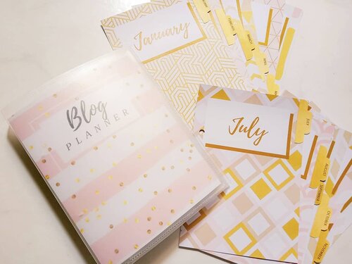 Pagi! Salah satu mid year resolution aku di tahun 2019 ini adalah menjadi orang yang lebih produktif dan terorganisir, terutama dalam hal mengelola blog dan project2 dari klien. Nah, langkah pertama yg aku lakukan adalah membuat #diy #blogplanner seperti foto di atas. Seperti apa dan bagaimana aku bikin blog planner ini? Mampir yuk ke blog aku! Sudah tayang di sana 😘#planneraddict #plannerlife #plannercommunity #plannerindonesia #plannerjunkie #bulletjournal #bulletjournalindonesia #bujoindonesia #plannerinspiration #plannersetup #planneraddictindonesia #plannerandjournal #plannersupplies #plannergirl #plannersociety #plannerprintables #plannerbabe #plannerobsessed #plannergoodies #binderplanner #binderdivider #clozetteid