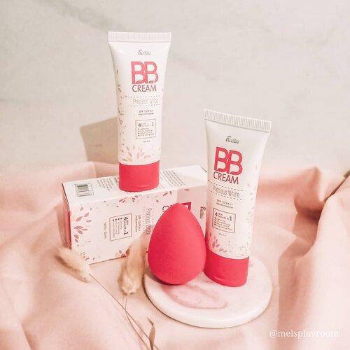 Hello everyone! Hari ini aku mau ngeracun kalian tentang BB creamnya @fanbocosmetics !

BB creamnya ini terdiri dari 2 shade: light & beige yang pas banget sama skin tone cewek Indonesia. Terus dia juga bisa bikin wajah ada efek glowing alaminya dan bisa mengontrol minyak.

Teksturnya super ringan dan mudah diaplikasikan. Apalagi pakai beauty blender tear drop-nya yang super bouncy itu. Gak heran sih beauty blendernya ini menang Female Daily Best of Beauty Award 2018-2019. 
Coveragenya medium tapi buildable menurut aku. Jadi kalau kalian punya bekas jerawat bisa ditambah untuk menutupi. Solusi lain bisa pakai concealer kalau malas layer BB cream.

Supaya lebih awet, kalian bisa tambahin bedak + setting spray. Cara ini juga bisa meminimalisir transfer pas nelpon pakai HP.

Silahkan swipe left untuk lihat hasil wajah aku setelah pakai Fanbo Precious White BB Cream ini.

SEMUA PRODUK FANBO BISA DI BELI/ DIDAPATKAN MELALUI OFFICIAL ONLINE STORE FANBO (SHOPEE, TOKOPEDIA, BLIBLI) DAN ORDER MANUAL VIA WHATSAPP.

KLIK AJA LINK-NYA DI:
linktr.ee/fanbocosmetics
.
.
.
#bbcream #bbtxfanbo #FanboCosmetics #pinkmonday #beautymusthaves #makeupstash #makeupvanity #makeuphoarder #beautycommunity #beautyflatlay #flatlayoftheday #flatlaystyle #ilovemakeup #iheartmakeup #beautyobsessed #beautyrituals #makeupproducts #onthetable #pinkmood #beautyaddicts #addictedtomakeup #beautefemmecommunity #jakartabeautyblogger #clozetteid #hygge #slowlife #dirumahaja #discoverunder20k #basemakeup #beautyblender