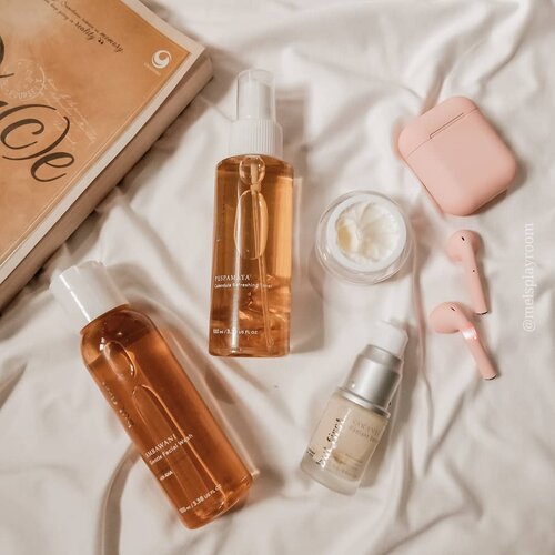 ✨ GRATITUDE POST ✨

SIMPLE SKINCARE ROUTINE BY @butfirst.id 

Buat kalian yang mau mulai mencoba skincare routine dan mencari produk lokal yang ingredientsnya nggak neko-neko, kalian bisa coba produk dari @butfirst.id ini. Harganya pun super bersahabat banget. Bener-bener cocok untuk pemula.

Aku sendiri udah coba pakai ke-4 rangkaian produknya yang terdiri dari:
• AMBAWANI gentle facial wash with AHA
• PUSPAMAYA calendula refreshing toner
• SAKANTI radiant serum
• MAHESWARI ultra moist cream with calendula extract

Rangkaian skincare ini berfungsi untuk melembabkan kulit. Nanti aku akan share tentang pendapat aku selama menggunakan produk ini per item dalam postingan terpisah ya.

In the meantime, aku uda share juga first impressionku yang bisa kalian cek di highlight story. Thank you!
.
.
.
#skincareblogger #skincaredaily #skincarelokal #skincareroutine #minimalistskincare #simpleskincare #skincare101 #skincareflatlay #igskincare #instaskincare #skinfirst #igtopshelfie #itgtopshelfie #iloveskincare #beautyflatlay #flatlaystyle #flatlayoftheday #flatlaytoday #minimonday #aesthetic #aestheticallypleasing #jakartabeautyblogger #idskincarecommunity #clozetteid #skincareenthusiast #skincareaddiction #skincareobsession #beautefemmecommunity