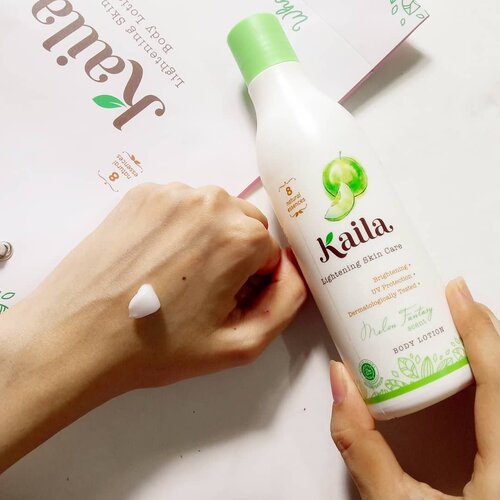 Siapa di sini penggemarnya #bodylotion? Sudah ada yang pernah coba produk dari @kailanatural kah? Kalo aku sih baru-baru ini lagi coba body lotionnya Kaila yang varian Melon. Selain berfungsi untuk mencerahkan, dia juga sudah mengandung UV protection sehingga bisa melindungi kulit kita sewaktu berada di luar ruangan.

Bicara soal body lotion pasti nggak bisa lepas dari teksturnya karena krusial banget. Tekstur yang nggak nyaman bisa bikin kita merasa kulit jadi lengket & greasy setelah pemakaian. But worry not! Body lotionnya @kailanatural ini sama sekali nggak ada sensasi lengket di kulit plus nggak bikin greasy juga. Cepet banget meresap ke kulit dan pastinya ada aroma melon yang menyegarkan.

Siapa di sini yang udah cobain @kailanatural juga? Sharing yuk pengalaman kamu! 😘

#skincare #skincarecommunity #skincarejunkie #skincareaddict #skincarelover #skincareritual #bodycare #kbeautycommunity #abcommunity #asianskincare #abskincare #abbeatthealgorithm #discoverunder5k #rasianbeauty #beautyflatlay #beautyfavorites #skincareblogger #beautycollabid #beautycollabxkailanatural #texturetuesday #theshonetinsiders #idskincarecommunity #clozetteid