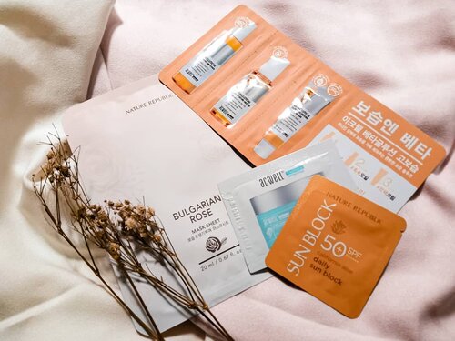 The sachets.

I got few @acwell_official and @naturerepublic.id samples by @lynecosmetics.id.

What intriguing me most is the bulgarian rose #sheetmask. Anybody ever tried it on?

#tuesdaymood #tuesdayvibes #pinkaesthetic #aesthetic #aestheticallypleasing #skincareblog #skincareenthusiast #skincarejunkie #skincareaddiction #skincareobsession #takecareofyourskin #iloveskincare #skincareflatlay #beautyflatlay #slave2beauty #slaytheflatlay #flatlayphotography #igskincare #skincare101 #kbeautyblog #kbeautycommunity #kbeautyaddict  #idskincarecommunity #jakartabeautyblogger #clozetteid