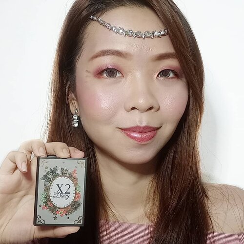 So, I got a challenge to make a fairy look using X2 Diary softlens. Sebenernya aku tuh gak gitu bisa sih kalo disuru bikin makeup fantasy, makanya hasilnya juga cenderung simple hehe... Di look ini aku pake nuansa pink maroon dan sedikit sentuhan warna ungu satin (kelihatan gak ya?). Gak ketinggalan juga liquid shadow glitter di bagian dahi dan mata biar ada sentuhan fairy-nya. Softlens yang aku pakai di makeuo ini adalah X2 Diary yang warnanya creamy grey.

Dari dulu pertama kali pakai softlens emang pakenya brand ini, soalnya nyaman banget dan nggak bikin mataku cepet kering. Harganya juga sangat terjangkau.

Ada yang pakai X2 juga?

In collaboration with @beautysecretsquad

#beautysecretsquad #bssxX2softlens #beautysecretsquadxX2softlens
#X2Diary #X2DiarySecretBeauty #BuktiinX2ramerame #X2softlens #loveyoureyes #softlens #softlenscolor #softlenswarna #fairymakeup #clozetteid #makeupoftheday #motd