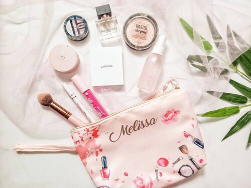 What's in your #makeupbag?

Kalau mau bepergian dan bawa makeup untuk retouch, biasanya apa aja sih yang kalian bawa?

Anyway, aku sekalian mau ngenalin #makeuppouch cantik dan bisa custom dari @tealandtwinklez seperti yang ada di foto. Aku pilih desain seri BEAUTY SECRET 01 dengan warna dasar PEACH. Terus mereka juga kasih FREE custom text untuk bagian depan & belakang pouch, plus FREE TASSEL & HANDLE! Murah hati banget ya 😆

Harganya juga relatif sepadan dengan kualitas yang didapat. Pouchnya ini berbahan satin eksklusif dengan lapisan dalam dari bahan beludu. Pastinya kalau kotor bisa dicuci sih. Ukurannya pas sih buatku, gak kebesaran ataupun kekecilan. Bisa muat banyak di dalamnya.

Oh iya, hari ini hari terakhir mereka kasih diskon sebesar Rp 18k lho (t&c applied). Langsung aja kepoin instagramnya @tealandtwinkle. Mereka juga melayani pesanan grosir kalau kamu berminat bikin souvenir 😉

#custompouch #personalizedpouch #custommakeuppouch #customsouvenir #custompouchjakarta #makeupaddict #altheakorea #makeupjunkie #makeupproduct  #makeupblogger #makeuplove #makeupgeek #laneigeindonesia #maybelline #makeuplovers #jillcosmetics #makeupblog #makeupgoals #makeupporn #makeuplife #makeupgirl #makeupobsessed #makeuptalk #clozetteid #qupas #theshonetinsiders #beautybloggerindonesia