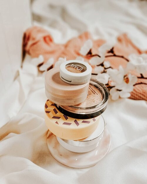 #towerthursday belongs to my base #makeupcollection: cushion, powder, and highlighter.

What is your most important #basemakeup?
.
.
.
#cushion #cushionfoundation #highlighter #productphotography #flatlay #slaytheflatlay #flatlayoftheday #flatlaystyle #flatlaytoday #slave2beauty #wakeupandmakeup #makeupaddiction #makeupaddicts #makeupessentials #ilovemakeup #instamakeup #aestheticposts #makeupobsessed #makeupproduct #makeupslaves #makeupdiaries #aesthetic #aestheticedits #aestheticallypleasing #aestheticphotography #jakartabeautyblogger #clozetteid