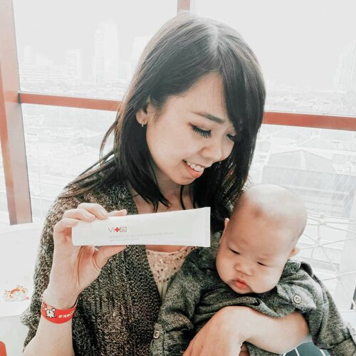 Kalau punya anak, apalagi masih bayi, kita pun sebagai ibu juga masih harus selektif dalam memilih produk skincare. Makanya aku selalu cari skincare yang kandungannya nggak cuma ramah di kulit aku, tapi juga aman ketika kulit kita bersentuhan dengan si bayi.Sekarang ini aku lagi pakai produk cleanser cream dari @swissvita.id yang aman untuk bumil-busui, termasuk yang punya kulit sensitif juga.Cleanser cream ini dikemas dalam bentuk tube panjang dan sekilas mungkin bisa kesaru sama pasta gigi ya 🤭. Tapi tipe kemasan tube begini justru paling aman dibawa travelling menurutku. Selain itu, teksturnya yang berupa creamy paste juga lembuttt banget. Berasa pas dibusakan dan diusap ke wajah.Sabun ini punya kandungan utama glycolic acid untuk membantu mengangkat sel2 kulit mati yang tersisa di wajah. Masih ada ekstrak Biji Moringa  yang dapat membersihkan secara intensif dan melindungi kulit dari polusi sehari-hari. Lalu ada AC-11 untuk merevitalisasi kulit dan Polisakarida Mikroba Laut (Abyssine™) menenangkan dan melindungi kulit sensitif.Oh ya, produk asal Taiwan ini juga less aroma lho. Hampir nggak ada kecium aroma apapun. Terus setelah cuci muka pakai sabun ini juga nggak ada tuh sensasi kering atau ketarik. Kalem aja gitu kulit aku jadinya, selain jadi lebih bersih pastinya ya.Meski di produk ini ada keterangan 3in1 acne clearing solution, sebenarnya Swissvita masih punya 1 lg sabun yang memang khusus acne prone skin dengan kandungan utama salicylic acid yang emang bertugas membasmi jerawat.Kalo tanggapan suami, dia sih seneng banget karena aku bisa paham skincare dan memilih produk terbaik yang aman buat anak2 juga. Thank you Swissvita!#BloggirlsidxSwissvita #BecauseYouMatter #SwissvitaCleanser #SwissvitaSolutionForYourSkinConcern #BloggirlsID #BloggirlsidReview #cleanser #cleansingfoam