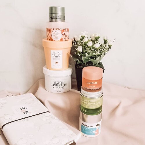 #towerthursday be like. Is there any product you also have? Tell me! 😘
.
.
.
#skincareobsession #skincareaddiction #skincareenthusiast #skincarethread #skincareshelfie #koreanskincare #koreanskincareproduct #kbeauty #kbeautycommunity #kbeautyblog #igskincare #instaskincare #instabeauty #skincareflatlay #beautyflatlay #slave2beauty #slaytheflatlay #takecareofyourskin #365inskincare #thursdaymood #thursdayvibes #idskincarecommunity #jakartabeautyblogger #clozetteid