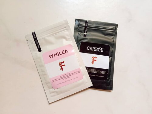 As promised, hari ini saya posting deskripsi dan benefit dari masker dari @freaa.id yang dipakai di postingan kemarin yak.
➖
WHILEA
Terbuat dari susu dan yoghurt, berfungsi untuk melembabkan, melindungi, dan memperbaiki kulit kusam akibat polusi dan sinar UV.

Benefit:
- meratakan warna kulit dan membuatnya bercahaya
- menenangkan kulit tanpa iritasi
- memperbaiki elastisitas kulit dan  dapat mencegah penuaan
- mengencangkan kulit dan mengecilkan pori-pori
- memperbaiki masalah sunburn

Ingredients: wheat, greek yoghurt powder, almond oil, vitamin E, organic protein vegetable.
➖
CARBON
Terbuat dari tumbuh2an terpilih dan biji kopi berkualitas tinggi, yang dapat menutrisi dan menjaga elastisitas kulit. Aromanya yang spesial dapat membantu mengurangi stress dan menenangkan pikiran.

Benefit:
- detoksifikasi kulit dan mengangkat kotoran tersumbat
- mengobati jerawat
- mengangkat komedo
- mengontrol minyak berlebih
- menghaluskan kulit tanpa membuatnya kering

Ingredients: black tea, organic green tea extract, coffee bean, wheat, honey.

#skincare #skincarecommunity #skincarejunkie #skincareaddict #skincarelover #skincareritual #organicmask #maskeorganik #skincareorganik #organicskincare #abcommunity #asianskincare #abskincare #abbeatthealgorithm #discoverunder5k #rasianbeauty #beautyflatlay #beautyfavorites #skincareblogger #idskincarecommunity #clozetteid