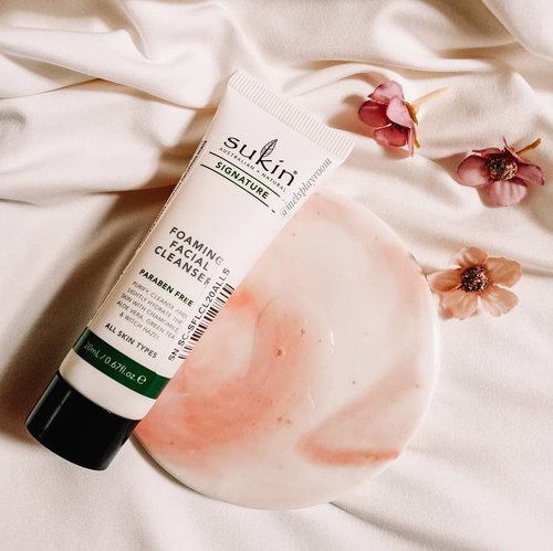 Another recommendation of gentle cleanser from #australianbrand @sukinskincare_idn. This cleanser comes in gel type, my favorite texture for 2nd cleanser. As most of us know that Sukin promotes a #greenbeauty and also #cleanbeauty. So that's why the ingredients are far from harmful chemicals.This cleanser also has a subtle scent of sweet orange with so little foam. The after taste of using this is my skin feels little hydrated and non-drying. I quite enjoy using this cleanser though and you can obtain this through @sociolla. Redeem the code below to earn 25k discount for new user.SBN04A41A...#skincareblogger #skincaredaily #skincarereview #skincaretips #instaskincare #igskincare #igtopshelfie #itgtopshelfie #iloveskincare #365inskincare #takecareofyourskin #skinfluencer #topshelfbeauty #skincareflatlay #flatlayoftheday #flatlaytoday #slaytheflatlay #aesthetic #skincareaddiction #skincareobsession #skincarecommunity #idskincarecommunity #jakartabeautyblogger #clozetteid #texturetuesday
