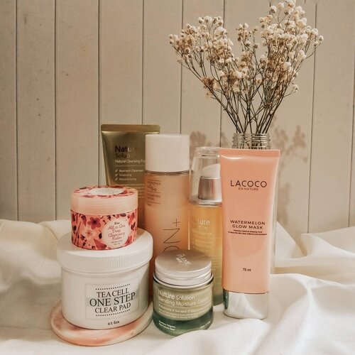 When your #skincarecollection is eligible to join the #matchapinkmonday. So, here they are! From first cleanser to sleeping mask. Tap picture for brands. 
Any favorite of yours?
.
.
.
#iloveskincare #igskincare #igtopshelfie #instaskincare #skincaredaily #skincareroutines #skincareregime #skincareenthusiast #skincareessentials #skinfluencer #skincareaddiction #skincareobsession #skincareblogger #skincareflatlay #beautyflatlay #flatlayoftheday #flatlaytoday #365inskincare #beautyfavorites #takecareofyourskin #skincareluxury #skincarejunkie #hydrateyourskin #selfcare #aesthetic #idskincarecommunity #jakartabeautyblogger #clozetteid