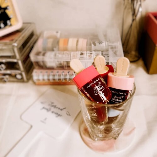 #fridayfaves Implora Cheek & Lip Tint!

SWIPE TO SEE THE SWATCHES 💄

Dulu banget pernah cobain lop tint brand Korea, tapi ternyata rasanya nggak nyaman dan bikin bibir kering. Sejak itu nggak pernah lagi belo atau nyobain #liptint.

Kemarin ini akhirnya aku cobain lip tint loka @imploracosmetics. Harganya murah banget sih, cuma 21k dan sempat agak skeptis juga kalau lip tini ini bakal sama kayak lip tint sebelumnya yang pernah aku pake.

Eh taunya ternyata lip tint ini sama sekali gak bikin bibir kering lho! Terus warnanya juga cakep2 lagi. Terus, aku juga baru tahu kalo ternyata pake lip tint juga ada caranya sendiri. Gak kayak pake gincu biasa. Mau tahu? Mampir aja ke blog aku ya. Fresh from the oven baru taysng siang tadi.

See you there~~ #liptintmurah #imploraliptint #liptintimplora #instamakeup #beautyfavorites #fridayfunday #fridayvibes #fridaymood #fridayfriyay #friyayfaves #friyay #friyayvibes #slave2beauty #wakeupandmakeup #makeupblog #makeupdiaries #makeupjunkie #makeupenthusiast #makeupessentials #makeupreview #makeupcollection #aesthetic #aestheticallypleasing #jakartabeautyblogger #beautyinfluencer #makeupinfluencer #beautynesia #clozetteid