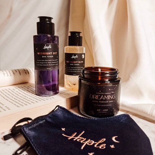 Permisi, mau info dulu kalo sekarang @haple.id baru aja rilis #exfoliatingtoner mereka yang terdiri dari:• Moonlight Glow (AHA)• Midnight Sky (BHA)Menariknya nih, di dalam botolnya itu beneran ada calendula (AHA) dan butterfly pea (BHA) petals di dalamnya. Bahasa kerennya infused toner gitu.Terus di PR package yg kemarin aku dapat, ternyata juga ada scented candle yang cakep banget astaganagah. Sampe ga tega pengen nyalain. Lilin yg terbuat dr essential oil ini nanti juga bakal dijual sama @haple.id. eh, gak ketinggalan ada masker juga dan gak kalah elegan!Review lengkap menyusul ya guys. Btw, kalian mau aku coba yang mana dulu nih? 😉...#melsplayroom #haple #toner #skincareroutine #clozetteid #idskincarecommunity #scentedcandles #aromatherapy #aromatherapycandles #racunskincaremakeup