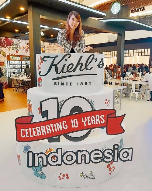 Keseruan acara #10yearsKiehlsID kemarin di Atrium @senayancitySeseru apa emangnya? Jadi, kemarin itu para tamu undangan yang hadir diminta mencari photo booth sesuai kertas petunjuk yang diberikan saat registrasi pintu masuk. Setelah berhasil menemukan 5 dari 10 booth yang ada Kiehl's Boy-nya, kita akan mendapat stempel dan free gift as a reward lalu dimasukkan ke dalam pouch yang memang sudah diberikan juga di pintu masuk.Photo booth yang dibuat juga unik dan cantik, disesuaikan dengan moto Kiehl's sendiri yang berpegang pada bahan natural dan berkomitmen untuk turut melindungi bumi.Selain photo booth, kita juga berkesempatan mendapat FREE CONSULTATION dengan skincare expert Kiehl's dan menguji jenis kulit dengan alat yang disediakan. Saya akhirnya mengetahui bahwa kini kulit wajah saya berjenis kombinasi dimana cenderung berminyak di area T-zone dan cenderung kering di area pipi. Setelah tahu jenis kulit, saya pun diberikan beberapa rekomendasi produk yang sesuai jenis kulit dan aman digunakan saat hamil juga. Karena saya sedang ingin berfokus pada kelembaban kulit, saya pun diarahkan untuk mencoba produk Kiehl's Ultra Facial Cream.Karena mendapat VOUCHER senilai IDR 300k juga, akhirnya saya putuskan untuk mencoba Ultra Facial Cream tersebut tapi yang versi mini (28 ml) terlebih dahulu. Harganya IDR 350k, jadi saya tinggal menambah 50k saja. Kalau mau mencoba langsung yang kemasan 50 ml juga bisa. Harganya senilai IDR 520k. Setelah konsultasi dan berbelanja, kita juga mendapat tambahan FREE SAMPLE lho dari Kiehl's. Makin banyak deh produk Kiehl's yang bisa dicoba dulu sebelum beli versi real sizenya ☺️ Ohya, di tengah acara juga ada pertunjukan marching band yang gak kalah meriah serta suguhan kue-kue dan minuman ala cocktail party yang diedarkan oleh para waiters.Acara perayaan #10yearsKiehlsID ini akan berlangsung hingga tanggal 8 September nanti. Kalau kamu mau ngerasain keseruan foto-foto di boothnya @kiehlsid, langsung aja datang ke Senayan City and enjoy the party! 🥰#KiehlsID #ClozetteID @clozetteid #bloggergathering #beautybloggergathering #sociollabloggernetwork#qupas #theshonetinsiders#idskincarecommunity #bloggerperempuan