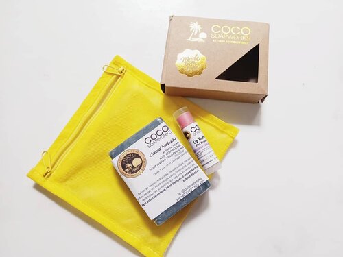 Pecinta #organicskincare atau #naturalskincare udah coba belum #handmadesoap dari @cocosoapworks ?

Kebetulan aku dapat yang varian charcoal kombucha dan juga lip butter lavender. Semuanya terbuat dari bahan alami, sulphate free, paraben free, dan SLS free. Meski berwarna dan punya aroma, tapi kesemuanya itu didapat dari bahan alaminya. Lip butternya sendiri rasanya kayak ada rasa-rasa aroma jambu gitu dan sabunnya benar2 menghasilkan sedikit busa plus tidak ada efek kesat/ ketarik.

Nah, kamu-kamu penggemar produk organik, harus coba nih buatan @cocosoapworks ! *pouch not included

In collaboration with @smartbeautycommunity.

#SMBxCocosoapworks #cocosoapworks #smartbeautycommunity #skincare #skincarecommunity #skincarejunkie #skincareaddict #skincarelover #skincareritual #skincarelokal #sabunorganik #lipbutter #homemadesoap #artisansoap #abcommunity #asianskincare #abskincare #abbeatthealgorithm #discoverunder5k #rasianbeauty #beautyflatlay #beautyfavorites #skincareblogger #idskincarecommunity #clozetteid