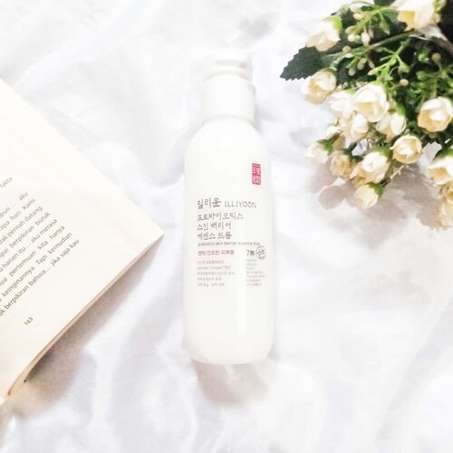 ESSENCE INI MENGANDUNG BAKTERI!

Eits, tapi isinya bakteri baik kok, yakni Lactobacillus yang bisa membantu menguatkan skin barrier kita loh.

Teksturnya unik, berwarna putih susu, sedikit kental, dan ada aroma lembut. Tutup botolnya ada semacam syringe (penghambat) untuk mencegah cairan langsung keluar ketika botolnya dibalik.

Cocok banget buat kulit kering karena ingredientsnya moisturizing. Dan bs dipakai kalo lagi males rutinan, cukup pakai essence ini aja. Disarankan untuk pemakaian malam hari karena setelah dipakai ada sedikit rasa greasy di kulit.

Hm, kira2 ini cocok gak ya di kulit aku? Review lebih detilnya bisa dibaca di blok aku juga.

Mau coba langsung? Bisa dibeli di charis shop aku ya:

Probiotics Skin Barrier Essence Drop 200ml
https://hicharis.net/melsplayroom/Ioa

#illiyoon #ProbioticsEssenceDrop #skincare #essence #CHARIS #hicharis #koreanskincare #kbeautyskincare
#kbeautyblogger
#kbeautyunicorns #skincarekorea #koreanbeautyblogger #clozetteid @hicharis_official @charis_celeb