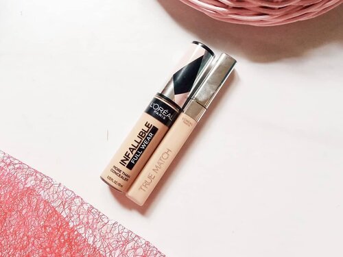 Happy Sunday! Aku mau sharing dikit nih 2 jenis concealer kakak beradik dari @lorealindonesia: More Than Concealer yang belum lama rilis dan True Match yang udah duluan nongol di dunia.
➖
♥️ More Than Concealer - 02 Amber

Selain warnanya yang cenderung gelap di kulit aku, overall aku suka sama daya coveragenya dan keawetannya. Dia mampu menutup dosa2 di wajah tanpa bikin crack seharian. Secara tekstur dia sedikit lebih thick dibanding True Match dan aku suka banget sama doe footnya yang gendut karena bisa mengcover area yang bekas jerawatnya agak lumayan seperti daerah pipi.
➖
♥️ True Match Concealer - 3.F/C Rose Beige

Nah kalau yang True Match ini tonenya lumayan masuk di kulit aku walau aku pribadi sebenernya lebih prefer tone yang sedikit lebih terang supaya bisa sekalian jadi highlighter untuk under eye. Teksturnya sedikit lebih ringan dari MTC, makanya untuk coverage dia agak sheer to medium sehingga perlu dibuild-up lagi.

Kalau ditanya favorit mana, aku bakal pilih MTC donk ♥️♥️♥️ cuma kayaknya harus cari shade yang lebih terang dikit supaya masuk ke warna kulit aku.

Kalau kamu, apa nih concealer andalannya? Komen2 donk 💋
➖
*) PR Gift

#concealer #makeupproduct #lorealinfallible #lorealindonesia #lorealparis #truematch #morethanconcealer #flawlessmakeup #instamakeup #instabeauty #beautyfavorites #beautyflatlay #rasianbeauty #sundayvibes #sundayfunday #weekend #weekendmakeup #clozetteid #qupas #theshonetinsiders