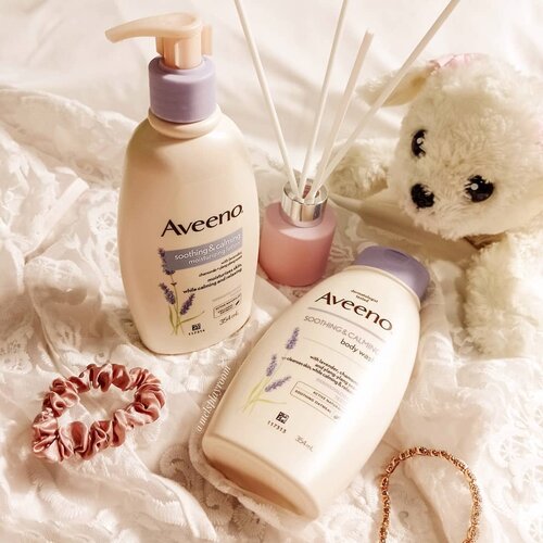 Sejak pakai yang Aveeno Skin Relief, aku tuh jadi suka sama brand ini karena beneran nggak bikin kulit kering sehabis mandi plus ada sensasi licinnya gitu las dibilas.

Ternyata Aveeno juga punya varian Soothing & Calming yang disertai perpaduan aroma Lavender, Chamomile, dan Ylang-Ylang. Aromanya bernuansa floral yang lembut, bikin suasana mandi lebih rileks. 

Tekstur body lotionnya juga emolien banget sehingga lebih bisa menjaga kelembaban kulit selama 24 jam. Lumayan cepat meresap dan nggak bikin greasy di kulit. 

Available at : Guardian, Watsons, Century, Sociolla, Official store Johnson & Johnson di Shopee dan Tokopedia, Mothercare, Grand Lucky, Ranch Market dan Blibli
.
@Aveeno_ID
@jakartabeautyblogger
#AveenoID #Aveeno #GetSkinHappy
#JBBinsider #JakartaBeautyBlogger 
#JakartaBeautyBloggerFeatAveeno
.
#bodycare #bodywash #bodylotion #365inskincare #aestheticphotography #aestheticskincare #takecareofyourskin #whitewednesday #iloveskincare #skincareaddiction #skincareblogger #skincaredaily #sensitiveskin #igskincare #igbeauty #skincareflatlay #slaytheflatlay #flatlayoftheday #flatlaytoday #idskincarecommunity #clozetteid #melsplayroom