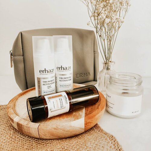 7 hari terakhir ini aku lagi pakai rangkaian skincare pencerah kulit dari @erha_truwhite Activator. Rangkaian produk yang aku dapat ada 3 jenis: • C Serum
Serum vitamin C generasi terbaru yang konsistensinya lebih stabil dan tidak mudah teroksidasi. Memiliki teknologi active whitening system yang bisa mendorong peptida masuk ke dalam targeted area di kulit. Klaimnya serum ini bisa mencerahkan kulit hanya dalam 7 hari dan sudah teruji secara klinis.

Well, kulit saya indeed tampak lebih cerah 1 tingkat, hanya saja sedikit disayangkan serum ini mengandung Glycolic Acid yang nggak bisa diterima kulit saya. Alhasil, malah nongol jerawat di sekitar hidung.

Botol kemasan C serum ini berbentuk tabung plastik berwarna gelap (amber) untuk mencegah oksidasi dan bersistem airless pump, yang meniadakan sisa cairan dibdalam botol. • Day Cream with SPF 25 PA++
Kamu suka kepraktisan dengan memilih pelembab yang sudah ada tabir surya? Kamu bisa memilih day cream ini sebagai alternatif. Dikemas dalam botol pompa biasa, membuatnya praktis dan higienis saat digunakan.

Teksturnya creamy tapi mudah dibaurkan. Sama sekali gak lengket ataupun bikin greasy. Mengandung chemical sunscreen sehingga gak bikin whitecast juga. • Night Cream
Nah kalau night cream ini teksturnya lebih balmy dibanding day cream. Sama2 mudah dibaurkan, hanya saja setelah memakai night cream kulit akan terasa ada lapisan thin film di permukaan. Teksturnya terasa lebih oklusif, tapi baik untuk menjaga kelembaban kulit hingga esok pagi.

Saya anjurkan untuk cuci muka dengan sabuj di pagi hari untuk menghilangkan efek greasy-nya.

Review lengkap silahkan dibaca di blog aku ya. Link on bio.

Ada yang uda pernah pakai juga? Gimana pendapat kalian?
.
.
.
#skincare #skincareblogger #skincareblog #fridayfaves #friyayfaves #skincareroutine #skincaredaily #iloveskincare #igskincare #igtopshelfie #itgtopshelfie #aesthetic #aestheticallypleasing #flatlay #skincareflatlay #365inskincare #takecareofyourskin #localprideindonesia #supportlocalbusiness #dirumahaja #beautyflatlay #skincarecommunity #skincarethread #beautycommunity #slaytheflatlay #idskincarecommunity #clozetteid #flatlaytoday #hygge #slowlife