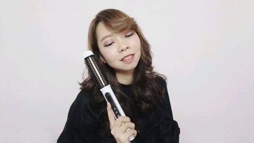 Mau catok 3 gaya rambut sekarang gampang banget. Gak perlu beli macam2 catokan karena udah ada Maa Zee Na dari @elonaworld.Plus feature:- ada tombol power dan pengatur suhu dari 80° hingga 200°C- sisir anti panas, gak perlu takut tangan kebakar- cepat panas setelah dinyalakan- bahan papan catokan dari titanium sehingga tidak merusak rambut- kabel dapat berputar 360° sehingga nggak perlu takut melilit saat maur curly- ringan dan gampang dibawa kemana-manaHarga: Rp 980.000,- Thanks to @girlscreation.id for giving me the chance to try this! 😘#elonaworld #GirlsCreationxElonaWorld #GcIDReview #GirlsCreationID #catok #catokrambut #hairstyle #clozetteid #curlyhair #hairstyler #catokanrambut