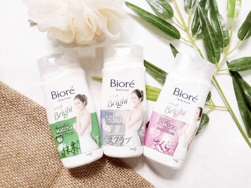 Nyobain mandi pakai varian barunya Biore Body Wash Kirei Series, yang terdiri dari White Scrub, Matcha, dan Sakura. Sabun mandi terbaru dari Biore ini menggunakan Japan Bright Micellar + Hyaluronic Acid untuk membersihkan kulit lebih mendalam, menjaga kelembaban kulit, dan mencerahkannya.Sekarang ini aku lagi pakai yang aroma Sakura. Meski packagingnya warna pink, tapi jangan berharap warna cairannya juga warna pink ya 🤭. Cairan sabunnya tetap berwarna putih, cuma aromanya seperti aroma bunga. Aku sendiri emang penggemar aroma floral, jadi si Sakura ini yang pertama kali aku coba dan ternyata aku suka banget sama wanginya.Terus, biasanya pas lagi mandi aku suka pakai shower puff supaya lebih banyak busa. Cukup tuang sedikit sabun Biore ini dan digosok sebentar, busanya bisa buat satu badan tanpa nambah tuang cairannya.Efek setelah mandi pakai sabun ini juga terasa lumayan lembab kulitku, cuma untuk efek cerah sepertinya belum ya, karena baru beberapa hari pakainya. At least and so far aku pakai sabunnya Biore Kirei Series ini suka banget sama aroma wanginya yang lembut dan menenangkan. Bikin mandi lebih asyik 😙Kalau kamu suka pakai sabun apa nih pas mandi?@id.biore @beautynesia.id #KireiBrightSkin #CerahKenyalBercahaya #BeautynesianReview#bodywash #sabunmandi #biore #clozetteid #qupas #jakartabeautyblogger