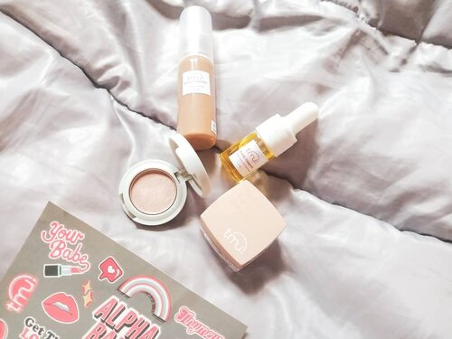 Siapa di sini yang suka takut mau beli skincare/makeup baru? Biasanya kalo kita mau nyoba skincare/makeup baru pasti ada rasa ragu, cocok nggak ya? Takut udah beli mahal-mahal, eh ujungnya cuma jadi pajangan meja rias.But now, the problem is solved! Kita bisa trial dulu produk yang mau kita coba dalam ukuran mini/ travel size di @tinyme.up ! Koleksinya lumayan lengkap dan nggak cuma skincare aja yang punya kemasan mini, even kayak eyeshadow, blush on, highlighter juga tersedia ukuran mininya! Dan kayaknya baru @tinyme.up aja deh yang bisa provide ini.Desain kemasannya juga terniat banget. Eksklusif dan elegan dengan warna pastel beige. Material kemasan juga dipilih dari bahan berkualitas. Untuk keamanan pengiriman juga mereka perhatikan banget lho biar isinya nggak rusak.Soal higienitas nggak usah diragukan lagi. Proses repackaging mereka tuh udah profesional banget, pakai mesin khusus dan disteril dulu. Selengkapnya kamu bisa lihat proses repackaging @tinyme.up di blogku ya!#repackage #tinymeup #travelsizemakeup #travelsizeskincare #trialsize #minimakeup #miniskincare #sociabuzz #clozetteid #qupas #theshonetinsiders