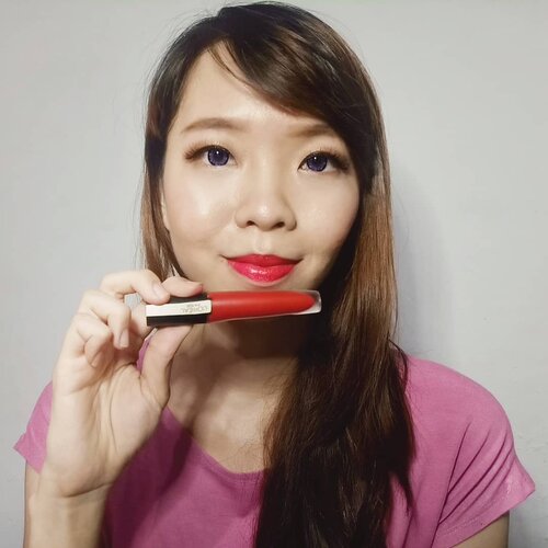 Be bold or be nude. Which one do you choose?

In frame:
@lorealindonesia latest product, Rouge Signature.
01 - 115 I am worth it
02 - 121 I choose

Siapa sangka tekstur lip ink dari L'oreal ini bener2 watery banget, rasanya kayak pakai lip tint. Sama sekali nggak lengket dan cepat nempel di bibir.

Selama pemakaian, emang sih ada sedikit transfer dan akan pudar, tapi pudarnya itu malah ninggalin stain di bibir yang jadinya malah bikin bibir tetap terlihat merona. Yang shade 115 malah harus dibersihkan lagi pakai makeup remover sampai benar2 bersih.

Terus untuk kuasnya dia berbentuk doe foot yang runcing, bikin kita makin gampang applynya. Top banget deh si rouge signature ini. Favoritku yang shade 121. Kalau kamu?

#liquidlip #lorealindonesia #rougesignature #lipink #liptint #lipjunkie #lipproducts #lipcream #lippen #instabeauty #instamakeup #beautyproducts #makeupproduct#tampilcantik #ragamkecantikan #kkbvmember #kbbvfeatured #beautiesquad #beautygoersid #beautycollabid #Clozetteid