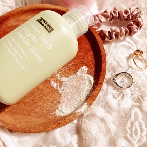 Rasanya seperti cuci muka pakai bubuk matcha 🍵

Yap, itulah kesan pertama yang saya rasakan sewaktu mencicipi GREEN TEA & ENZYME POWDER WASH dari @bywishtrend.id ini. Saya suka dengan terobosan barunya yang membuat sabun wajah dalam bentuk bubuk. Membuat beratnya jadi lebih ringan dan easy to carry around. Pas banget buat kalian yang butuh cuci muka di kantor misalnya.

Kemasannya yang berwarna hijau matcha cukup mewakili isi kandungannya yang mengandung green tea powder. Aroma matcha-nya juga terasa saat si bubuk dibusakan dengan air lalu diusapkan ke seluruh wajah.

Ketika diemulsi dengan air, tidak semua bubuk larut dalam air. Akan terasa adanya bubuk padat sehingga sabun ini bisa juga kita jadikan sebagai physical exfoliator.

Apakah kulit terasa kering ketarik etelah dibilas?

Nope. Karena dia juga nggak mengandung SLS, saya tidak merasa kulit jadi kering ketarik setelah memakainya.

Ada yang pernah pakai juga?

P.S. Sabun ini bisa kalian dapatkan di @thenakedseries.co
.
.
.
#texturetuesday #kbeautyaddict #koreanskincare #kbeautyskincare #kskincare #koreanskincareroutine #facialwash #bywishtrend #igskincare #igbeauty #igtopshelfie #itgtopshelfie #365inskincare #skincareaddiction #skincareobsession #kbeautyblog #skincarereview #iloveskincare #idskincarecommunity #clozetteid #melsplayroom