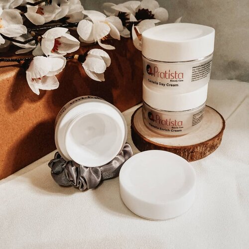 #1empty1newbie (but not so newbie). Unbeliable that I could finish 1 pot of Glyqua #moisturizer by @pratista.official within weeks. Yes, I'm so damn in love with their watery gel texture because it is so soft and quickly absorb into my #combinationskin. Though this product originally purposed for dry & sensitive skin type, my skin does really like them.Should you need a hydrating moisturizer that non-greasy nor sticky, you could opt this to your #skincareregime.Now, since I run out of this, I will use the duo of @pratista.official centella series, the day cream and (should be) night cream. I ever told you briefly about their fluffy and foamy texture, right? Let see how they work once I finish using them 😉...#towerthursday #skincareobsession #skincareaddiction #skincareblogger #skincareblog #skinessentials #skincaredaily #skincareenthusiast #skinfluencer #skincareessentials #skincarelokal #skincarejunkie #asianskincare #skincarereview #igskincare #igtopshelfie #topshelfbeauty #takecareofyourskin #skincareflatlay #instaskincare #aesthetic #hydrateyourskin #skincarecommunity #idskincarecommunity #jakartabeautyblogger #clozetteid