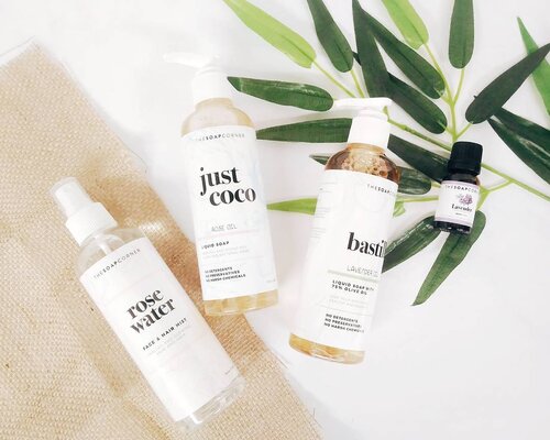 Kalau sebelumnya @thesoapcorner sudah dikenal dengan sabun pembersih kuasnya, kini mereka juga punya produk #skincare berbahan #natural lho. Misalnya sebagai berikut:
.
- Just Coco Liquid Soap with Rose Oil
- Bastille Liquid Soap with Lavender Oil
- Rose Water Face and Hair Mist
- Lavender Essential Oil
.
Mau tahu bagaimana kesan pertama saya atas produk tersebut? Mampir aja langsung ke blog saya yuk! Link on bio as usual 👆

#skincarejakarta #skincarejunkie #skincaretips #skincare #skincarelover #skincareblogger #skincareroutine #skincareindonesia #skincareaddict #liquidsoap #thesoapcorner #essentialoil #naturalbeautyproducts #naturalskincare #organicskincare