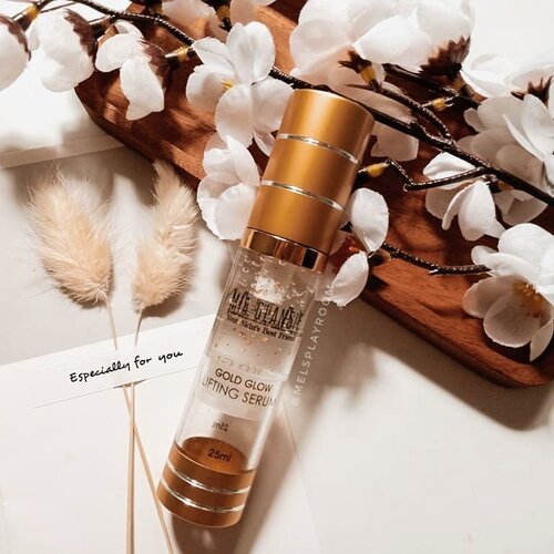 NEW BLOGPOST!

Pertama kalinya nyobain serum anti-aging bertabur emas dari @glansiebeauty! 

Gold Glow Lifting Serum

Ternyata selain bisa menjadi perhiasan dan instrumen investasi, emas juga punya manfaat anti aging dalam kecantikan. Dan aku bersyukur banget bisa dapat kesempatan mencoba serum dari Mia Glansie ini.

Selain mengandung emas, di dalamnya turut terkandung niacinamide, liftonin x-pert, ekstrak edelweiss, alpha arbutin, aloe vera, dll. Detil manfaat dari komposisi tersebut bisa dibaca dj blog aku yah!

Teksturnya berupa gel transparan yang segera melted begitu terkena kulit. Ada sensasi sejuk dan wangi yang lumayan kuat karena serum ini masih mengandung alkohol dan fragrance. Sensitive skin alert.

And come to my surprise ternyata dalam 2 minggu pemakaian cukup memberikan hasil yang lumayan pada tekstur kulit aku. Silakan swipe sampai akhir untuk lihat buktinya.

Gimana? Berminat mencoba serum emas dari @glansiebeauty ? Serum dan produk Mia Glansie lainnya sudah bisa diperoleh di @shopeebeauty_id. Ada promo menarik buat kawan Mel's Playroom yang mau membeli produk ini. Cukup masukin kode di bawah ini dan akan mendapat diskon khusus.

➡️ MIAGMELL ⬅️

• Diskon 5% dengan min. belanja 100k
• Berlaku s.d. 31 Oktober 2020

Happy shopping and testing out!
.
.
.
#skincareblogger #skincaredaily #faceserum #goldserum #serumemas #localbeauty #skincareaddiction #skincareobsession #igtopshelfie #igskincare #itgtopshelfie #365inskincare #iloveskincare #takecareofyourskin #skincareflatlay #beautyflatlay #beautyfavorites #skinfluencer #miaglansie #idskincarecommunity #BeauteFemmeCommunity #jakartabeautyblogger #clozetteid