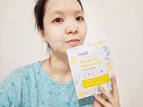 📌 Skin Deep Moisturizing Sheet Mask

Sebenarnya aku dapat 2 jenis sheet mask. Yang pertama sesuai judul di atas, satunya lagi untuk acne. Berhubung aku lagi nggak ada masalah jerawat, jadi aku pilih pakai yang melembabkan.

Tekstur lembaran maskernya ini ternyata tipis transparan banget guys dan essencenya melimpah ruah. Pas pertama kali buka dan mau unfold, essencenya sempet berceceran sedikit ke lantai. Plus di dalamnya masih ada sisa yang lumayan buanyaaakkk. Karena tipis, waktu unfoldnya butuh sedikit effort lebih tapi pas dipakai, beuhhh, enak banget terasa ringan. Biasanya kan ada tuh sheet mask yang teksturnya tebal jadi pas dipake ya berasa banget 'bebannya' di kulit hehehe.

Sheet mask ini bisa dipakai sebelum makeup supaya wajah lebih lembab dan makeup lebih nempel di kulit. Atau kalau super mepet, jangan lupa untuk pakai di malam harinya.

Buat kalian yang mau coba produk @iomibeauty bisa langsung kunjungin official storenya di @shopee_id atau via @benscrub. Tenang aja, harganya ramah di kantong kok walau produk ini buatan Korea, sudah vegan, dan cruelty free! Buat teman2 muslim juga gak usah khawatir, produk @iomibeauty ini HALAL!

Kalau teman2 ada yang udah coba produk @iomibeauty, feel free to share your thought below yah! 😘

#BBTxIOMI #Skincare #skincareroutine #skincareaddict #skincareproducts #skincareaman #skincareroutine #skincarejunkie #skincaretips #rasianbeauty #skincareblogger #skincarecommunity #asianskincare #skincarelover #skincarekorea #skincareobsessed #skincarealami #beautyfavorites #skincarethread #skincarediary #skincareregime #skincareproduct #skincareregimen #koreanskincare #skincarereview #clozetteid #theshonetinsiders #qupas