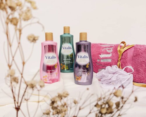 Mandi parfum dengan Vitalis Perfumes Moisturizing Body Wash. Andalan emak2 banget nih yang biasanya harus mandi kilat karena gak bisa ninggalin anak bayi lama2. Atau mungkin udah ditungguin depan pintu kamar mandi. Siapa yang suka kayak gitu hayo? 🤭

Sabun mandi Vitalis ini punya 3 varian aroma:
- White Glow yang cenderung manis
- Fresh Dazzle yang aromanya paling kuat
- Soft Beauty yang jadi favoritku karena aromanya floral dan pas gitu di hidungku.

Selain kaya aroma parfum, sabun ini juga dilengkapi dengan formula pelembab agar kulit nggak cepet kering. So, biar kata mandi kilat, badan kita tetap wangi dan lembut donk.

Sabun ini harganya relatif terjangkau dan tersedia juga kemasan refill-nya.

Review lengkap sudah tayang di blog aku ya. Monggo mampir moms!

#vitalis #mandiparfum #vitalisxkeb #bodywash #sabunmandi #vitalisbodywash #beautyinfluencer #beatthealgorithm #skincarecommunity #igskincare #skincarereview #skincareproducts #dailyessentials #abcommunity #asianskincare #abskincare #abbeatthealgorithm #discoverunder5k #rasianbeauty #beautyflatlay #beautyfavorites #skincareblogger #beautyblogger #beautybloggerindonesia #jakartabeautyblogger #clozetteid